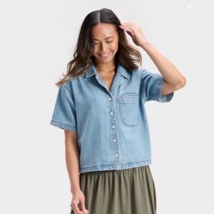 Universal Thread Light Blue Denim Short Sleeve Button-Down Shirt